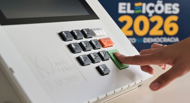 Pessoa utilizando uma urna eletrônica